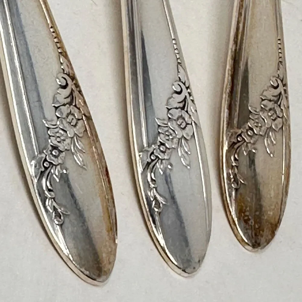 Oneida Tudor Plate Queen Bess 2 Silverplate Flatware 7 Piece Silverware Set 1946